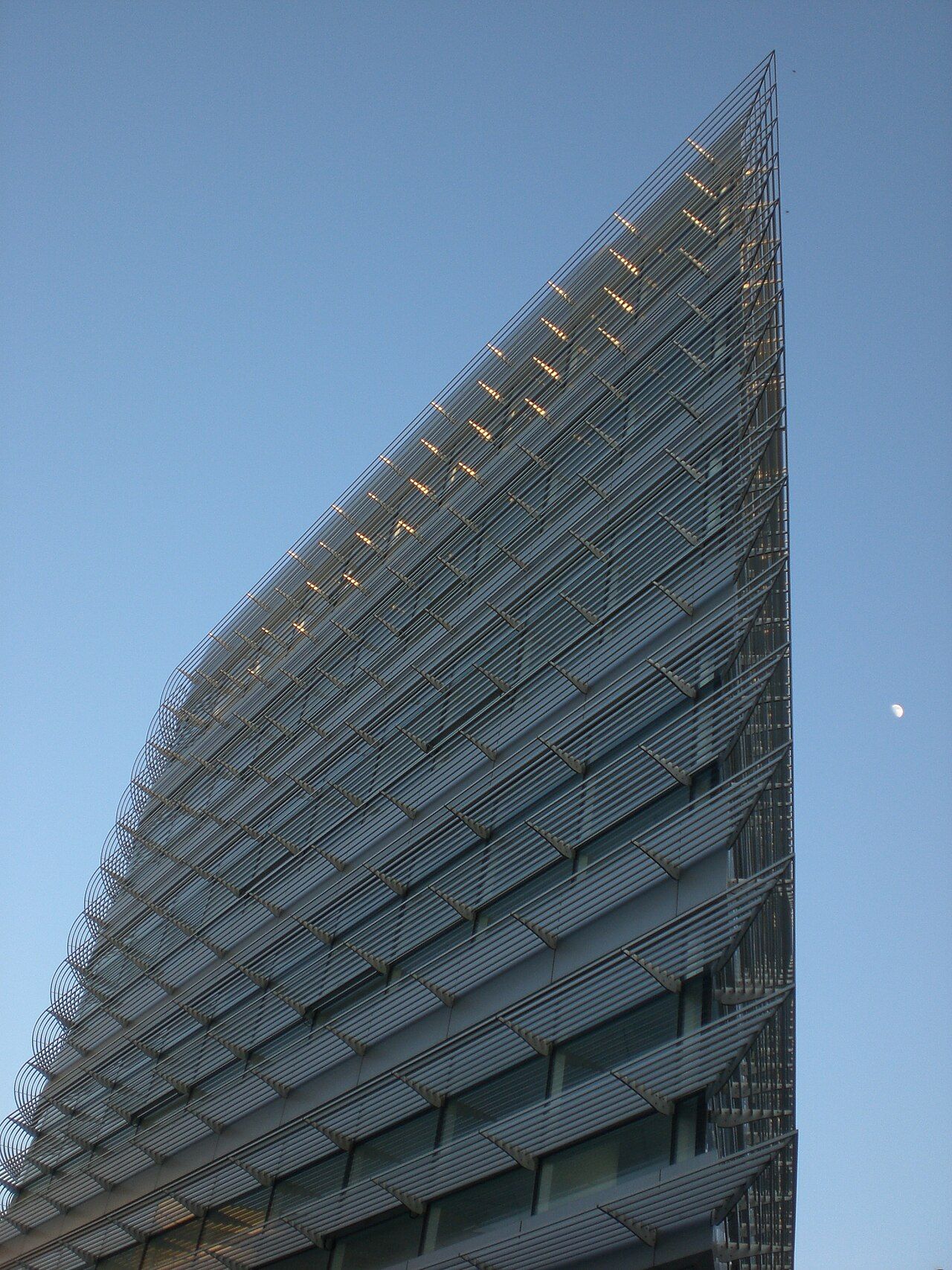 Fachada de torre de escritórios no Porto